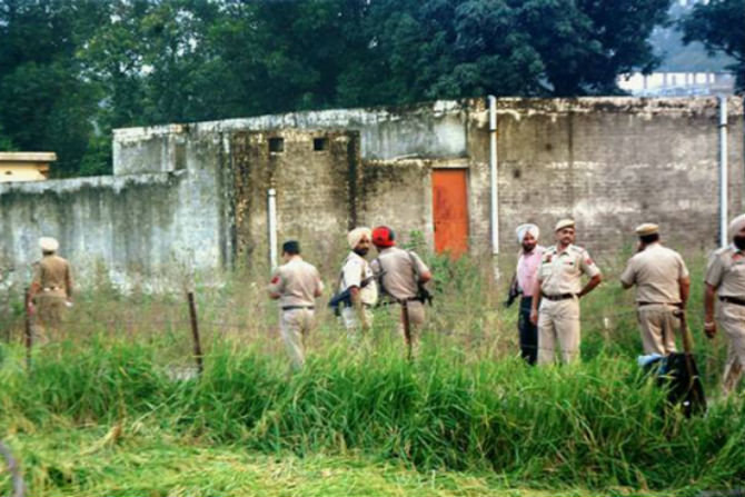 पठाणकोटमध्ये जानेवारीमध्ये हवाई दलाच्या तळावर दहशतवाद्यांनी हल्ला केला होता. 