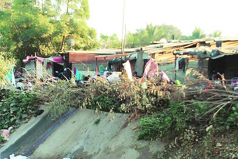 जुन्या कालव्याच्या लगत झालेली अतिक्रमणे.