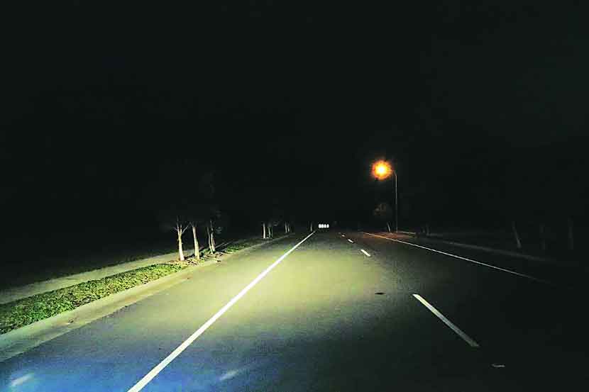दिवे बंद असल्याने वाहनांच्या दिव्यांच्या प्रकाशात वाट काढावी लागत आहे.