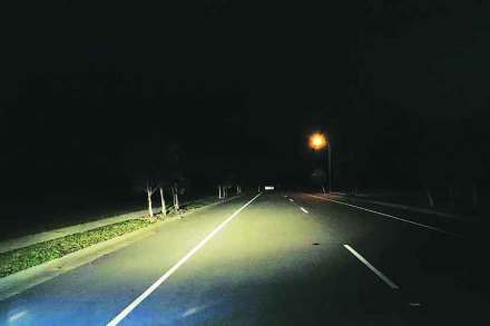 दिवे बंद असल्याने वाहनांच्या दिव्यांच्या प्रकाशात वाट काढावी लागत आहे. दिवे बंद असल्याने वाहनांच्या दिव्यांच्या प्रकाशात वाट काढावी लागत आहे.