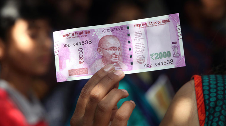 दोन हजाराच्या नोटेवर देवनागरी लिपीत अंक टाकल्याने मद्रास हायकोर्टात याचिका दाखल झाली आहे. 