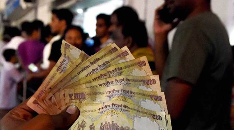 साकीनाका येथे पोलिसांनी टाकलेल्या एका व्यक्तीकडून चलनातून बाद झालेल्या ५०० रूपयांच्या ५० लाख रूपयांच्या नोटा जप्त केल्या आहेत. (संग्रहित छायाचित्र)