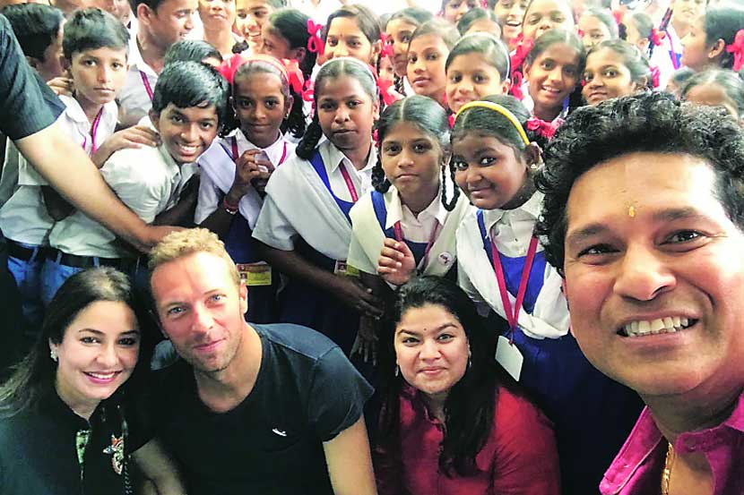 ‘ग्लोबल सिटिझन’च्या ‘कोल्डप्ले’ संगीत जलशासाठी मुंबईत आलेल्या ख्रिस मार्टिन, ह्य़ुज इव्हान्स आदींनी शुक्रवारी सचिन तेंडुलकरसह कुर्ला येथील गाडगे महाराज विद्यालयातील विद्यार्थ्यांशी संवाद साधला. सचिनची पत्नी अंजली आणि कोल्डप्ले आयोजनात महत्त्वाची भूमिका बजावणाऱ्या खासदार पूनम महाजन यादेखील या वेळी उपस्थित होत्या.