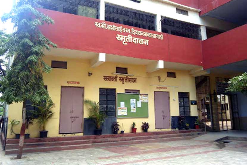 शाळेची आकर्षक इमारत. मैदानावर सांस्कृतिक कार्यक्रम सादर करताना विद्यार्थी. शाळेच्या ग्रंथालयातील आकर्षक फलक. कुलेकुले कुकेलुके लुकल