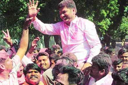 प्रस्थापितांना धक्का, भाजपचा फायदा प्रस्थापितांना धक्का, भाजपचा फायदा