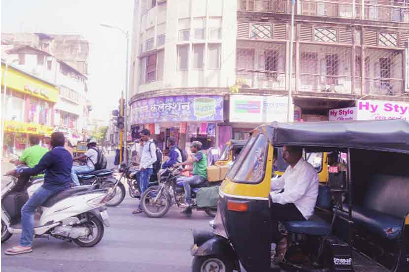लिंबराज महाराज चौकात लाल सिग्नल लागलेला असताना ‘झेब्रा क्रॉसिंग’च्याही पुढे उभी राहिलेली वाहने. 