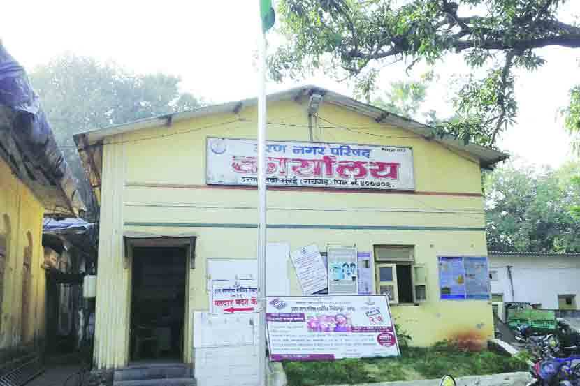 एकीकडे घरात समुद्राची भरती; दुसरीकडे नळाला दूषित पाणी