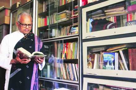 नामवंतांचे बुकशेल्फ : फादर फ्रान्सिस कोरिया साहित्यिक