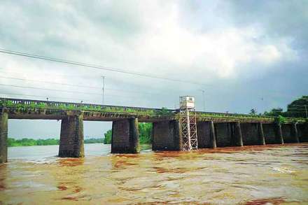 उल्हास नदीच्या प्रवाहाचे संग्रहीत छायाचित्र.