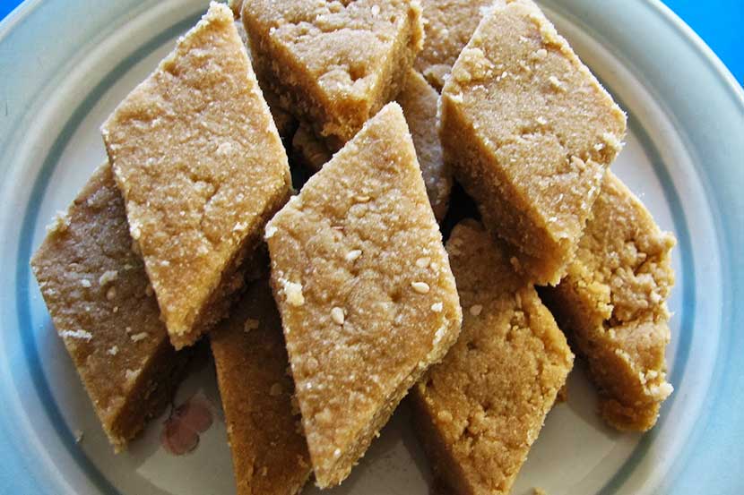 how to make gul papdi vadi, गुळ पापडी वडी