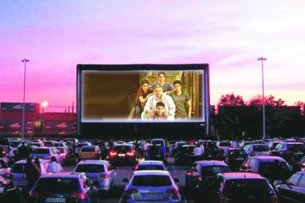 जळी स्थळी सिनेमाच सिनेमा..