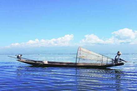 म्यानमारच्या तळ्याकाठी म्यानमारच्या तळ्याकाठी