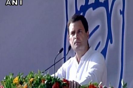 काँग्रेस उपाध्यक्ष राहुल गांधी यांच्या नेतृत्वात शुक्रवारी पक्षाच्या शिष्टमंडळाने पंतप्रधान नरेंद्र मोदी यांची भेट घेतली.