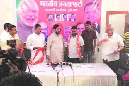 काँग्रेसचे माजी उपमहापौर आणि माजी नगरसेवक प्रसन्न जगताप यांनी गुरुवारी पालकमंत्री गिरीश बापट आणि शहराध्यक्ष योगेश गोगावले यांच्या उपस्थितीमध्ये भारतीय जनता पक्षामध्ये प्रवेश केला.  