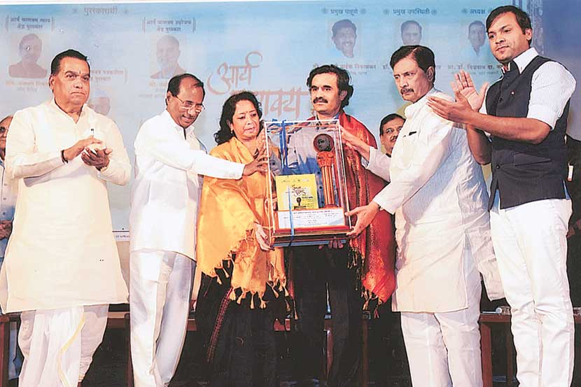 ‘माईर्स एमआयटी स्कूल ऑफ गव्हर्नमेंट’तर्फे डॉ. नितीन करीर यांच्यासह विविध क्षेत्रातील पाच व्यक्तींना शनिवारी ‘आर्य चाणक्य महाराष्ट्र राज्य पुरस्कारा’ने गौरवण्यात आले. या वेळी (डावीकडून) डॉ. विश्वनाथ कराड, डॉ. कोडेला शिवप्रसाद राव, डॉ. कविता करीर, डॉ. नितीन करीर, रामराजे नाईक-निंबाळकर, राहुल कराड.