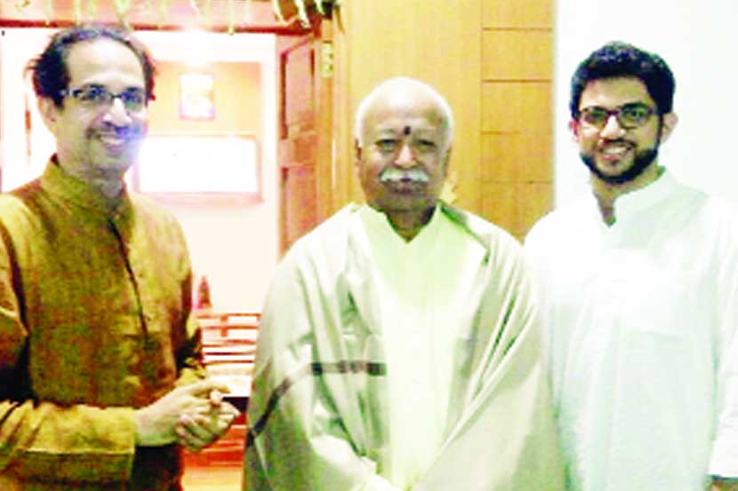 सरसंघचालक डॉ. मोहन भागवत यांच्या समवेत शिवसेना पक्षप्रमुख उद्धव ठाकरे आणि आदित्य ठाकरे
