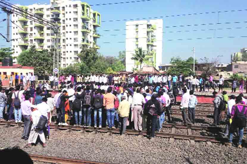 नोकरी व शिक्षणाच्या निमित्ताने बारामती, दौंड पट्टय़ातून सकाळी पुण्यात पोहोचण्यासाठी महत्त्वाच्या असलेल्या बारामती पॅसेंजरला सातत्याने उशीर होत असल्याने संतप्त प्रवाशांनी बुधवारी हडपसर येथे लोहमार्ग रोखला.