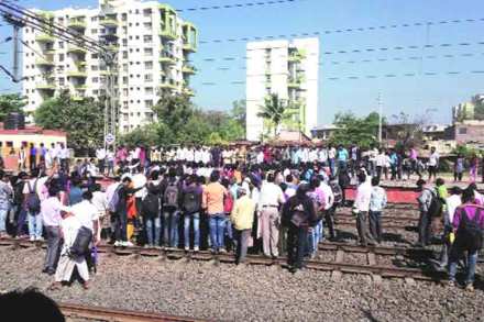 नोकरी व शिक्षणाच्या निमित्ताने बारामती, दौंड पट्टय़ातून सकाळी पुण्यात पोहोचण्यासाठी महत्त्वाच्या असलेल्या बारामती पॅसेंजरला सातत्याने उशीर होत असल्याने संतप्त प्रवाशांनी बुधवारी हडपसर येथे लोहमार्ग रोखला.
