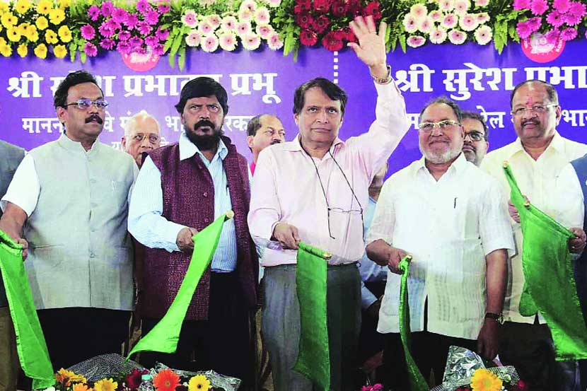रेल्वेची ‘उत्तर प्रदेश विशेष’ सुसाऽऽऽट - Marathi News | Suresh Prabhu ...