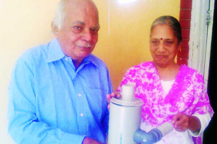 प्रदूषणनियंत्रण यंत्रणेसमवेत राघवेंद्र देसाई व सुषमा देसाई