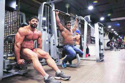 वेडात मराठे वीर दौडले सात.. वेडात मराठे वीर दौडले सात..