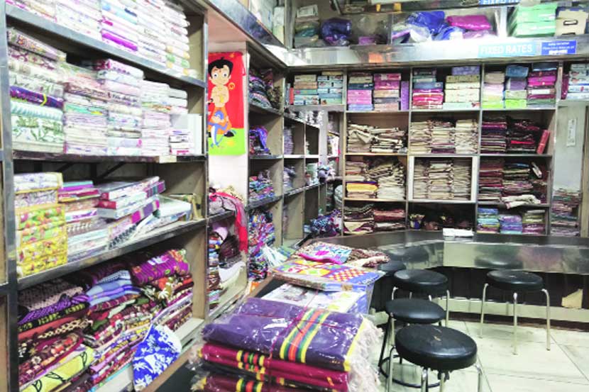 सोलापूर म्हटले की चादरी व टॉवेलची आठवण होते. परंतु नोटाबंदीचा फटका चादरी व टॉवेल उत्पादनाला बसला असून त्यातून एकूण बाजारच थंडावला आहे. लग्नसराईतही चादर व टॉवेल विक्रीची दालने ग्राहकांविना ओस पडल्याचे जाणवते. एका दालनातील हे दृश्य पुरेसे बोलके आहे.  सोलापूर म्हटले की चादरी व टॉवेलची आठवण होते. परंतु नोटाबंदीचा फटका चादरी व टॉवेल उत्पादनाला बसला असून त्यातून एकूण बाजारच थंडावला आहे. लग्नसराईतही चादर व टॉवेल विक्रीची दालने ग्राहकांविना ओस पडल्याचे जाणवते. एका दालनातील हे दृश्य पुरेसे बोलके आहे.