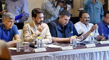  अनुराग ठाकूर यांच्यावर न्यायालयाचा अवमान केल्याप्रकरणी खटला चालवावा, अशी मागणी देखील केली. 