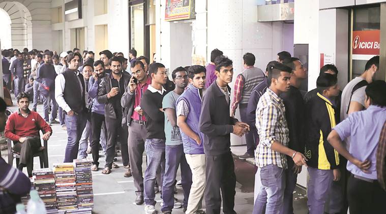 दिल्लीतील एटीएमबाहेरील गर्दी
