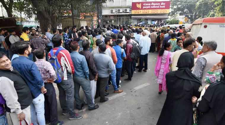 नोटाबंदीच्या निर्णयानंतर पैसै जमा करण्यासाठी आणि पैसे काढण्यासाठी बँकांसमोर नागरिकांच्या रांगा लागल्या होत्या. (संग्रहित छायाचित्र)