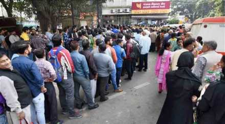 नोटाबंदीच्या निर्णयानंतर पैसै जमा करण्यासाठी आणि पैसे काढण्यासाठी बँकांसमोर नागरिकांच्या रांगा लागल्या होत्या. (संग्रहित छायाचित्र)