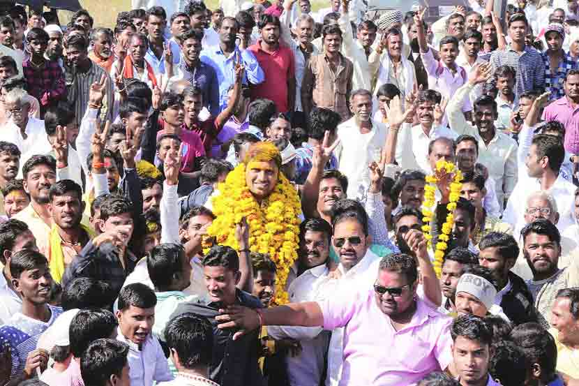 मुखेडमध्ये विजयानंतर काँग्रेसच्या माधव कदम यांनी जल्लोश केला.