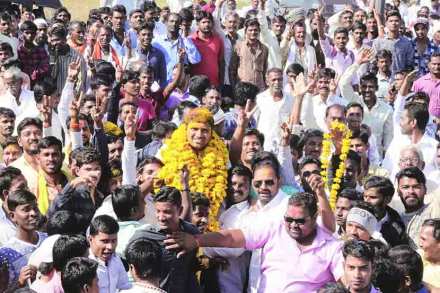 मुखेडमध्ये विजयानंतर काँग्रेसच्या माधव कदम यांनी जल्लोश केला.
