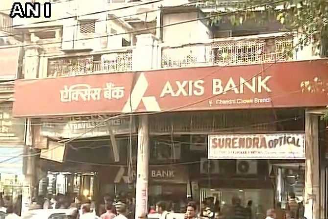 दिल्लीतील अॅक्सिस बँकेत शुक्रवारी छापा टाकण्यात आला. 