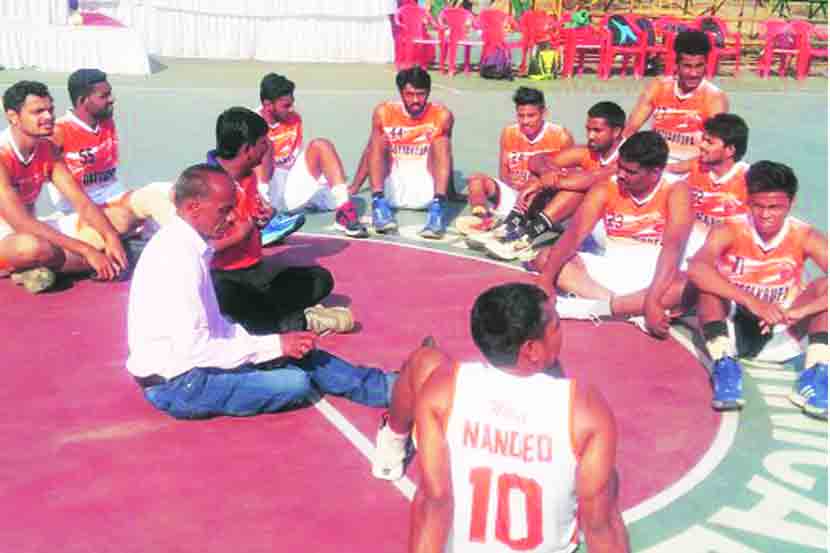 अमरावती संघाच्या निषेधार्थ प्रशिक्षकांसह कोर्टवर ठिय्या आंदोलन करणारे नांदेडचे खेळाडू.