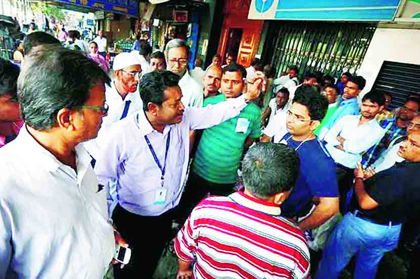 जिल्हा बँकांवरील र्निबध हटणार?