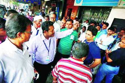 जिल्हा बँकांवरील र्निबध हटणार?
