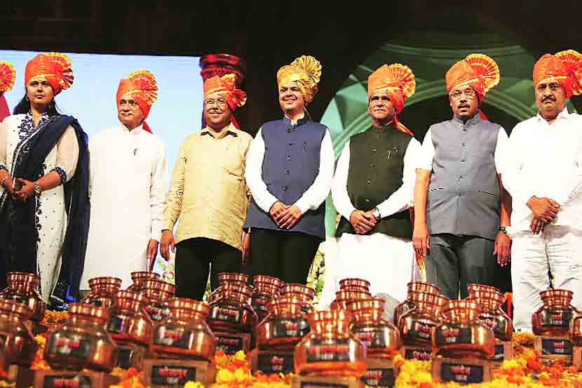 भाजपच्या जिल्हाध्यक्षांनी नद्यांमधील जल व गडकिल्ल्यांची माती घेऊन आणलेले रथ चेंबूरपासून गेट वे ऑफ इंडियापर्यंत ‘शिव’गजर करीत शुक्रवारी पक्षाने वातावरणनिर्मिती केली. (छाया : प्रशांत नाडकर) 