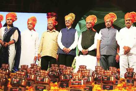 भाजपच्या जिल्हाध्यक्षांनी नद्यांमधील जल व गडकिल्ल्यांची माती घेऊन आणलेले रथ चेंबूरपासून गेट वे ऑफ इंडियापर्यंत ‘शिव’गजर करीत शुक्रवारी पक्षाने वातावरणनिर्मिती केली. (छाया : प्रशांत नाडकर) 
