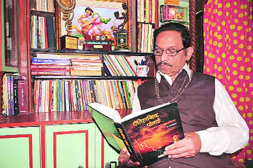 नामवंतांचे बुकशेल्फ : वैविध्यपूर्ण वाचन हा शाहिरीचा प्राण