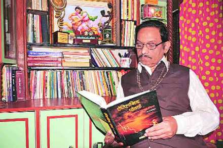 नामवंतांचे बुकशेल्फ : वैविध्यपूर्ण वाचन हा शाहिरीचा प्राण