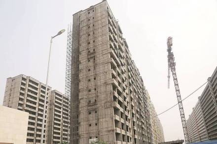 बेकायदा बांधकामाचे ओझे पालिकेच्या गळ्यात