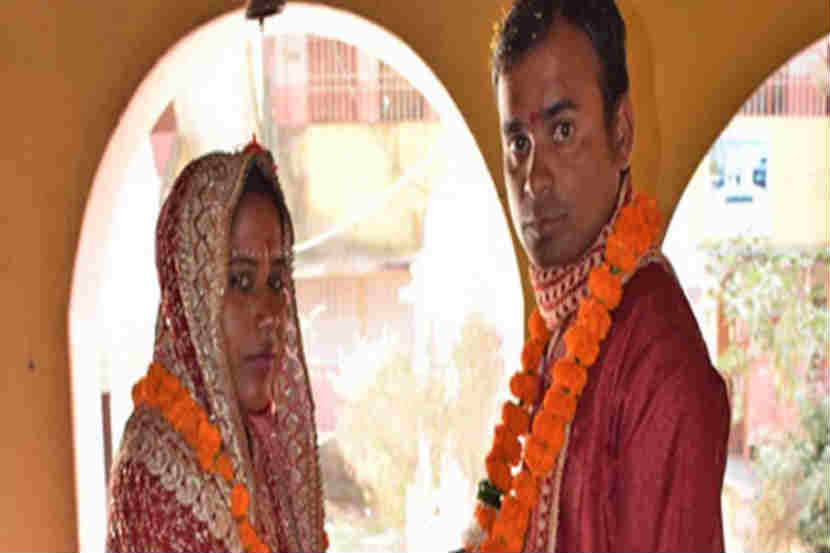 दंतेवाडा येथे राहणा-या गीता बिहारी या महिला पोलीस कर्मचा-याने अगदी साध्या पद्धतीत आपला विवाह पार पाडला. 