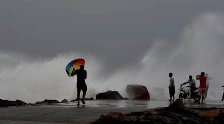 Cyclone , Vardah , Chennai , Storm , Loksatta, Loksatta news, Marathi, Marathi news
