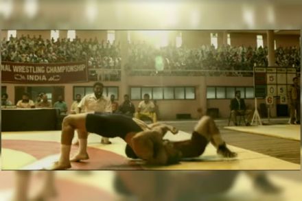 Dangal title track 'हारना नही है गीता' असे ओरडत आपल्या मुलीचे मनोबल वाढवणारा बापही यात दिसतो.