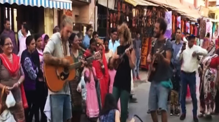नोटांबदीमुळे खर्चासाठी काही विदेशी पर्यटक पुष्करच्या रस्त्यावर लोकांचे मनोरंजन करून पैसे कमावत आहेत
( छाया सौजन्य : सोशल मीडिया / युट्युब )