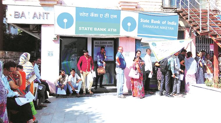 बँकात पैसे नसल्याने संताप अनावर झालेल्या नागरिकांनी गुजरातमधील दोन बँकांवर हल्ला करून तोडफोड केली व टाळे ठोकले.