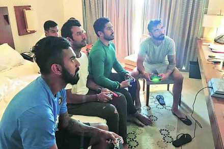 भारतीय क्रिकेट संघाचा दूरचित्रवाणीवर ‘सराव’ भारतीय क्रिकेट संघाचा दूरचित्रवाणीवर ‘सराव’