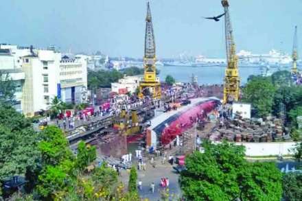 दुर्घटनाग्रस्त क्षेपणास्त्रवाहू युद्धनौका निकामी?