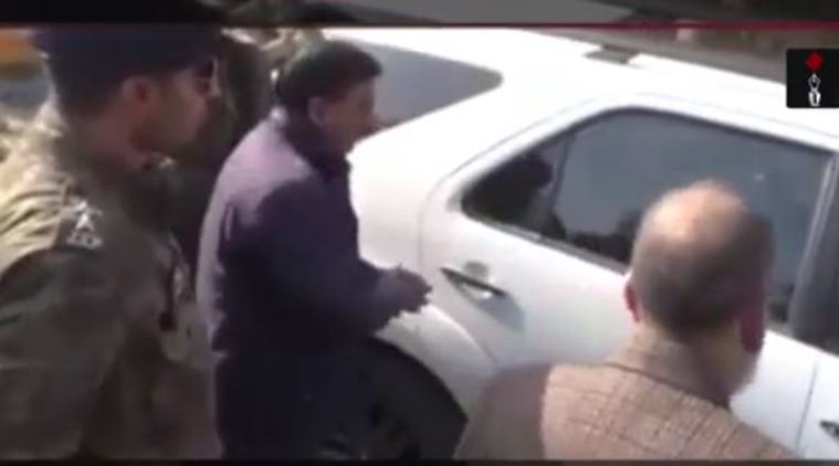 Cop peels off tint from vehicle , of Kashmir University V C , video goes viral , Khurshid Andrabi , Social media, Loksatta, Loksatta news, marathi, Marathi news
