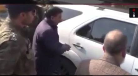 Cop peels off tint from vehicle , of Kashmir University V C , video goes viral , Khurshid Andrabi , Social media, Loksatta, Loksatta news, marathi, Marathi news